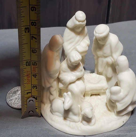 White porcelain mini nativity fugurine scene vintage - Picture 4 of 7